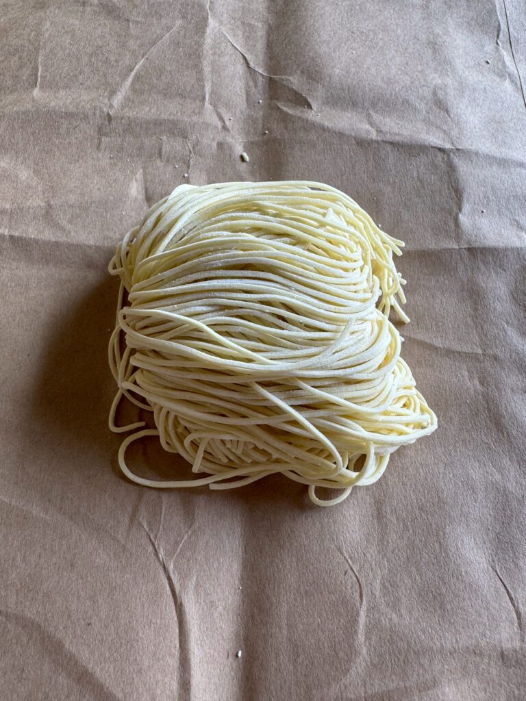 極細低加水麺・切刃26番
ストレート麺・茹で時間30秒〜40秒
九州豚骨らーめん・鶏白湯に合います。