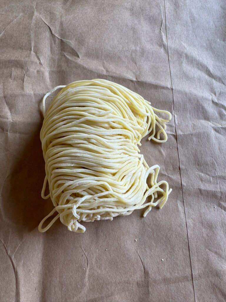 細麺・切刃24番
茹で時間1分〜1分30秒
醤油らーめん・塩らーめんに合います。