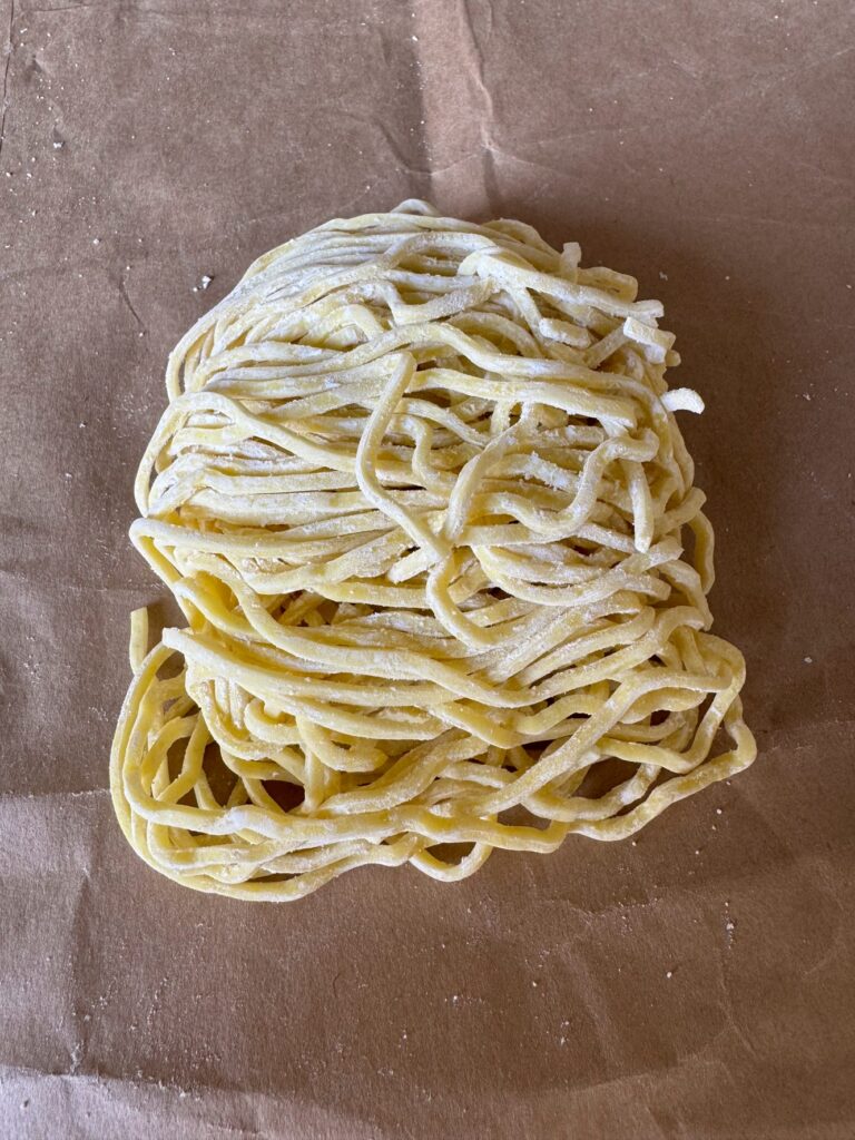 多加水麺・切刃14番
特徴:ウェーブ
標準茹で時間:2分〜3分
おすすめ:北海道味噌らーめんに合います。