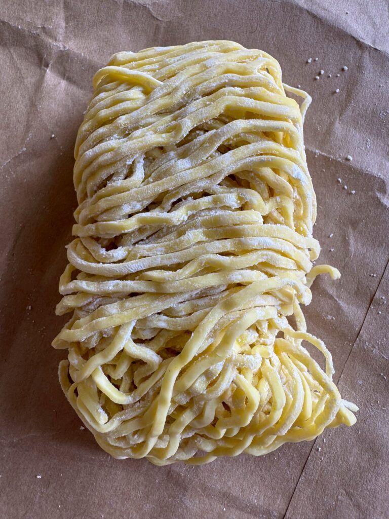 平打ち麺・切刃14番
ウェーブ・茹で時間2分〜2分30秒
貝出汁らーめんに合います。