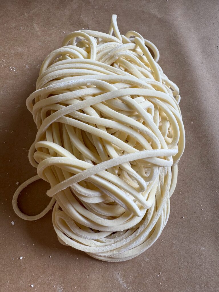 国産小麦粉100% 切刃12番
標準茹で時間:2分30秒〜3分30秒
おすすめ:つけ麺に最適です。
