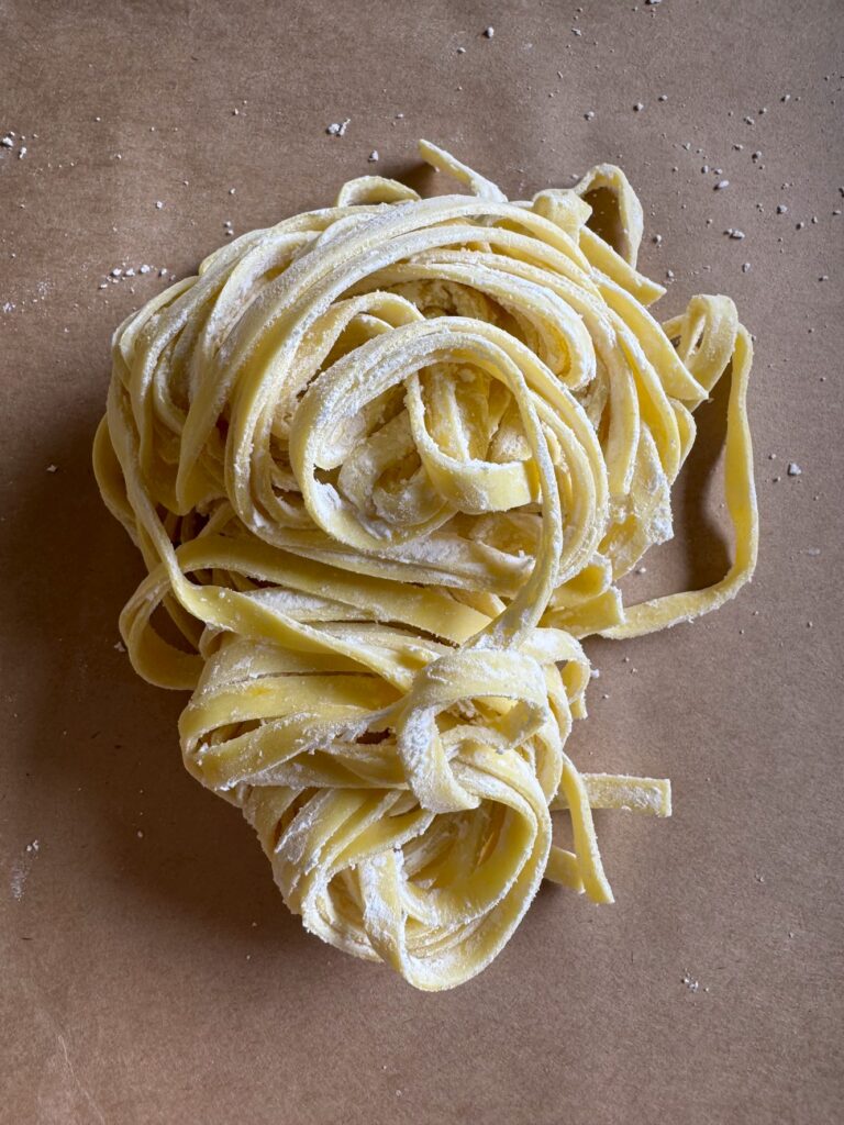 生パスタフィットチーネ・切刃6番
茹で時間6分〜7分です。
カルボナーラにピッタリです!
